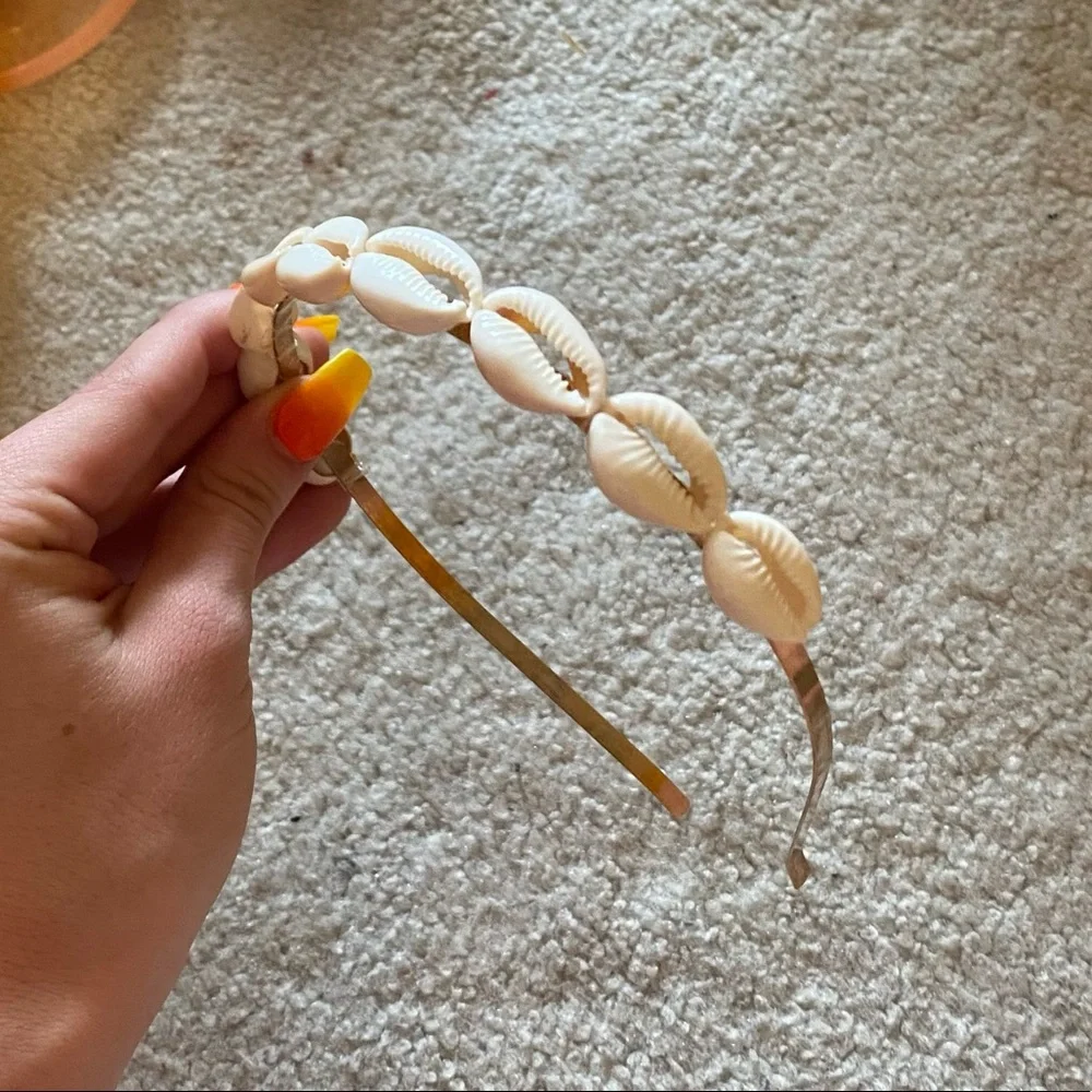 Shell Hairband - Picture 1 of 3